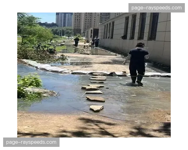 比赛用垫积水导致多名选手滑倒，组委会紧急更换并致歉