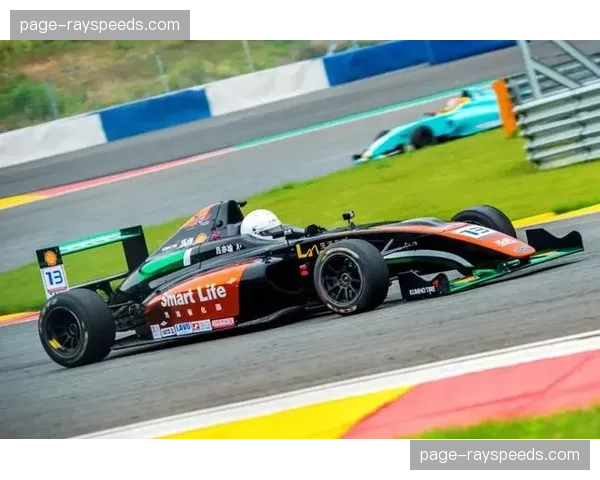 决胜瞬间:领先车手在终点线前爆胎,爬行过线获第四名 决胜瞬间:领先车手在终点线前爆胎,爬行过线获第四名