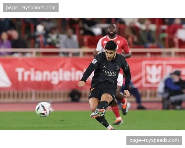 巴黎圣日耳曼3-1客胜摩纳哥登顶积分榜，姆巴佩点射破门。